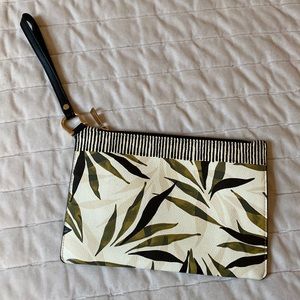 ✨Perfect Condition✨ ‘A New Day’ Olive leaf wristlet.